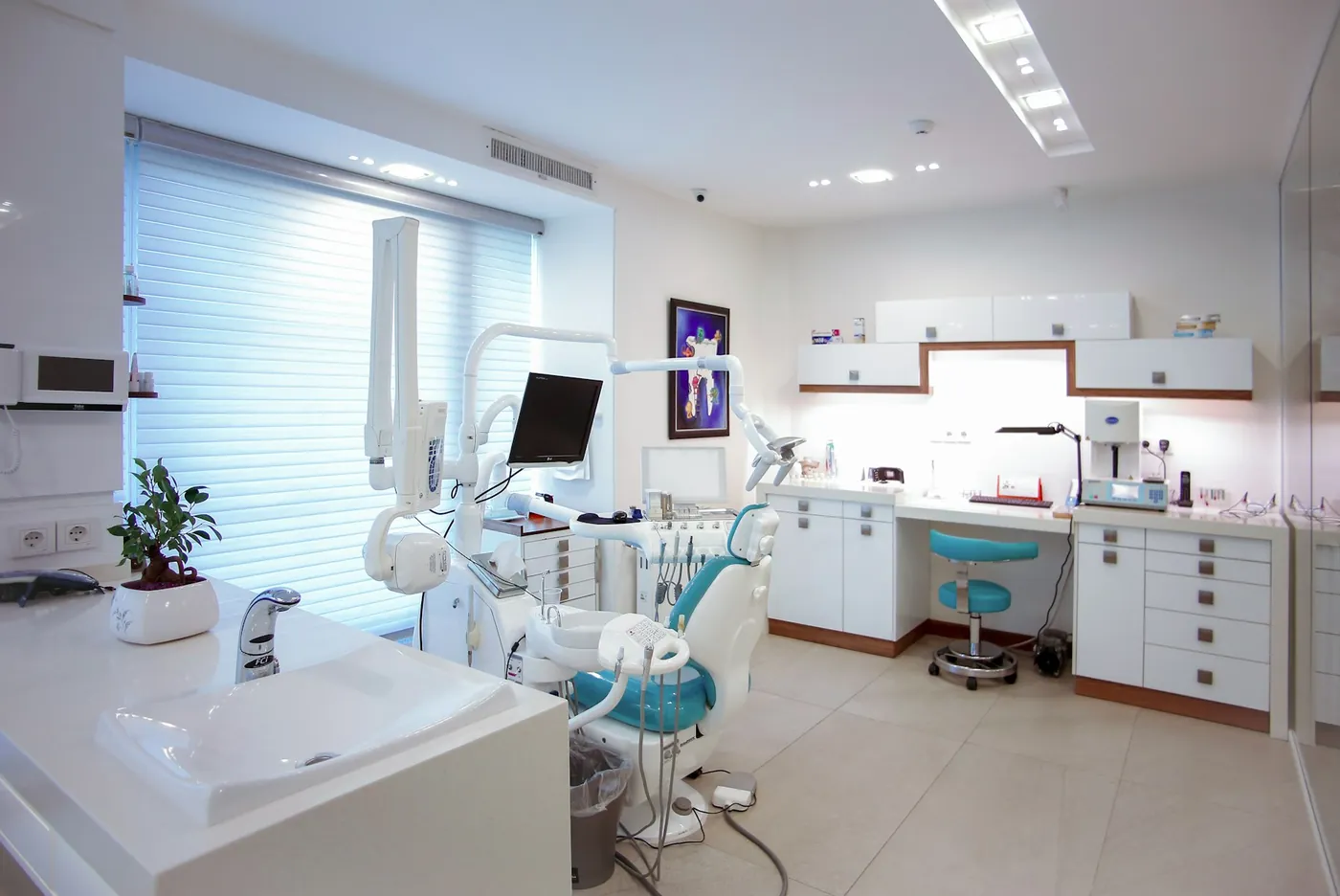 Gabinete dental con sillón y equipo, luminoso y ordenado